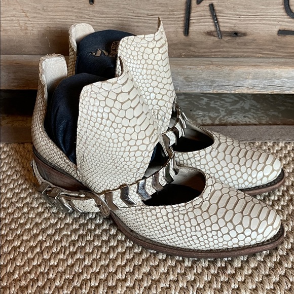 Freebird Blade | White/Cream Snakeskin - Picture 1 of 7